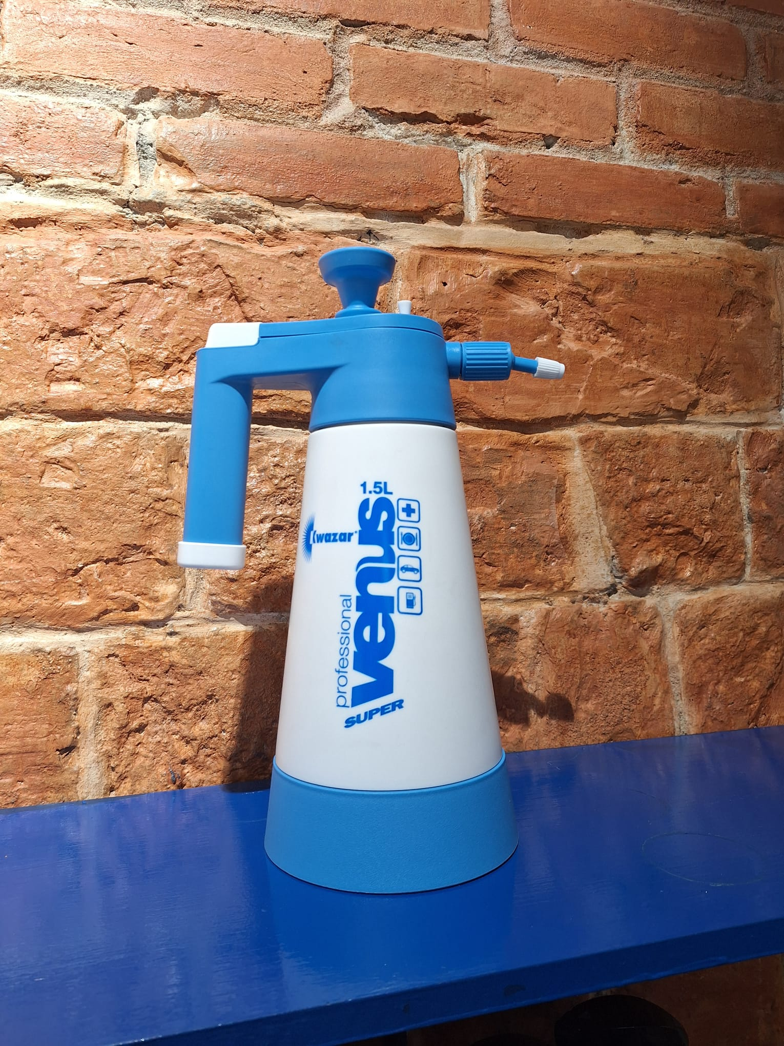Image of Martin Cox Blue And White PRO 1.5 Litre Pump Compression Sprayer